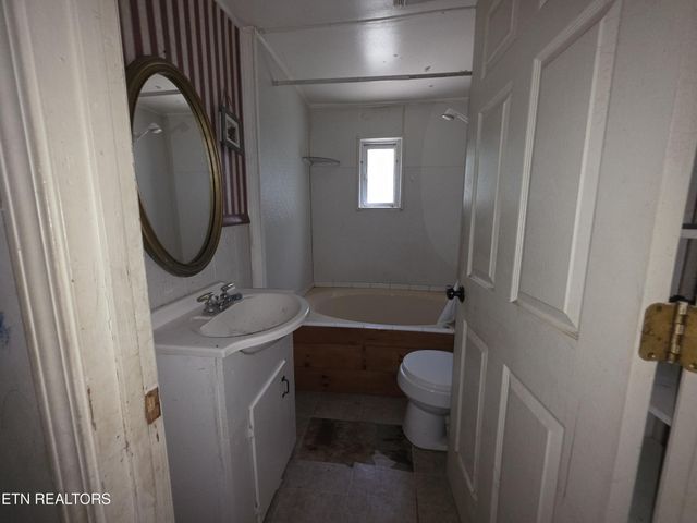 1101 Beardshire St, Sweetwater, TN 37874
