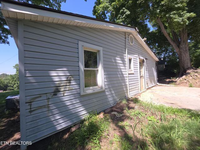 1101 Beardshire St, Sweetwater, TN 37874