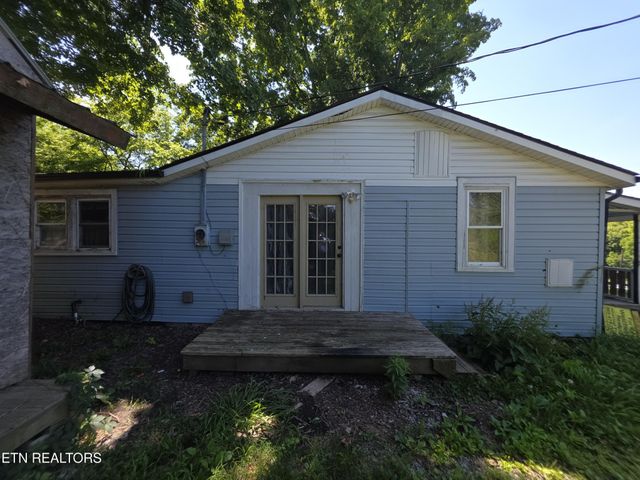 1101 Beardshire St, Sweetwater, TN 37874