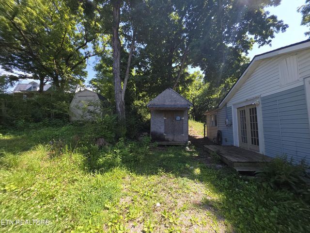1101 Beardshire St, Sweetwater, TN 37874