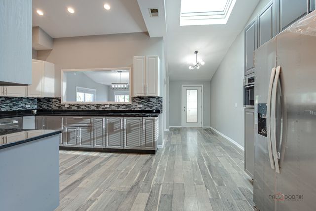 85 Kingman Lane, Hoffman Estates, IL 60169