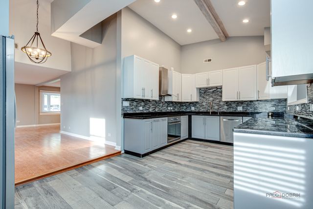 85 Kingman Lane, Hoffman Estates, IL 60169