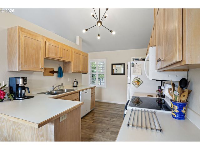 1156 12TH St Se, Bandon, OR 97411