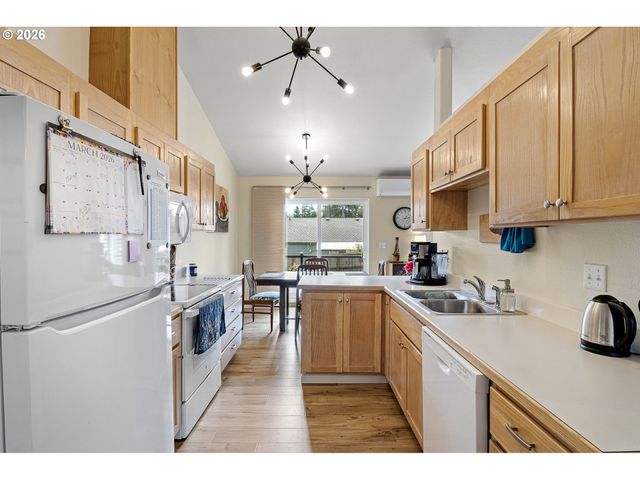 1156 12TH St Se, Bandon, OR 97411