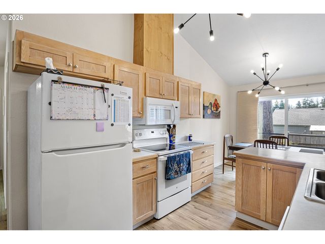 1156 12TH St Se, Bandon, OR 97411