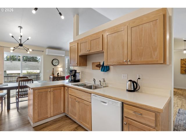 1156 12TH St Se, Bandon, OR 97411