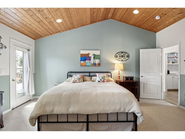 1156 12TH St Se, Bandon, OR 97411