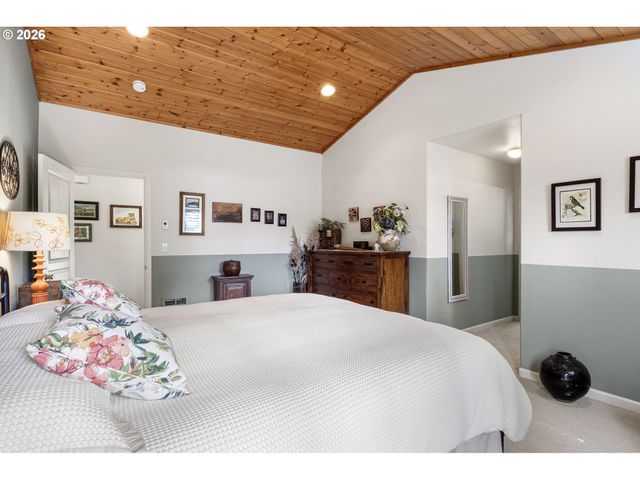 1156 12TH St Se, Bandon, OR 97411