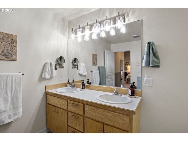 1156 12TH St Se, Bandon, OR 97411