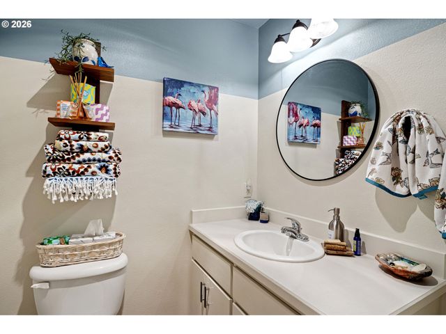 1156 12TH St Se, Bandon, OR 97411