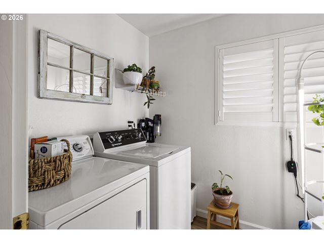 1156 12TH St Se, Bandon, OR 97411