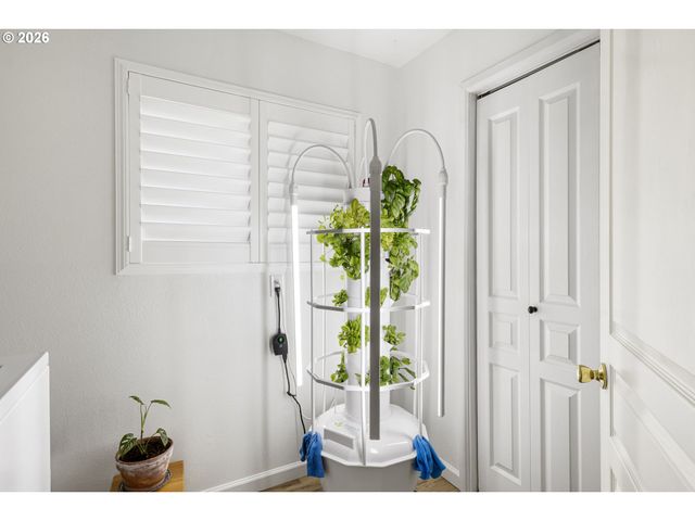 1156 12TH St Se, Bandon, OR 97411