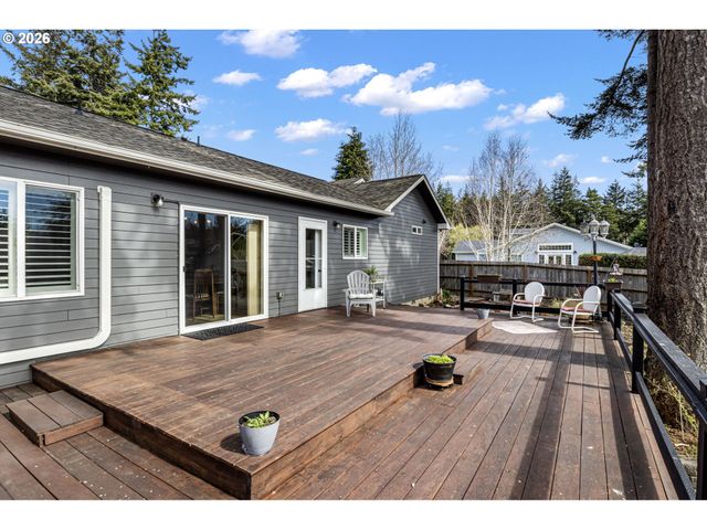 1156 12TH St Se, Bandon, OR 97411