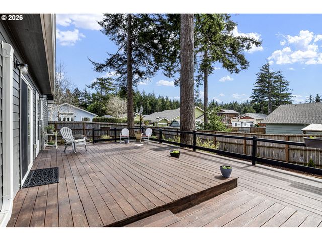 1156 12TH St Se, Bandon, OR 97411