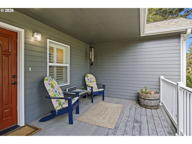 1156 12TH St Se, Bandon, OR 97411