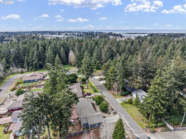 1156 12TH St Se, Bandon, OR 97411
