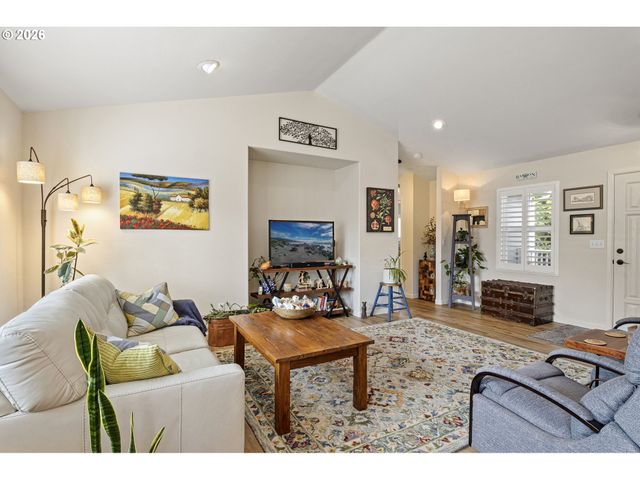 1156 12TH St Se, Bandon, OR 97411