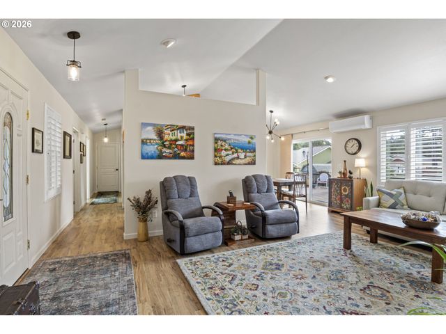 1156 12TH St Se, Bandon, OR 97411