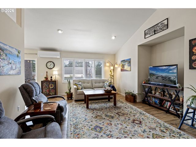 1156 12TH St Se, Bandon, OR 97411