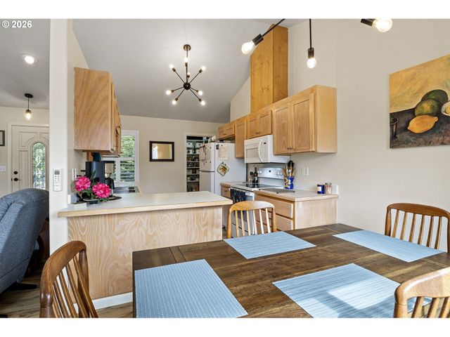 1156 12TH St Se, Bandon, OR 97411