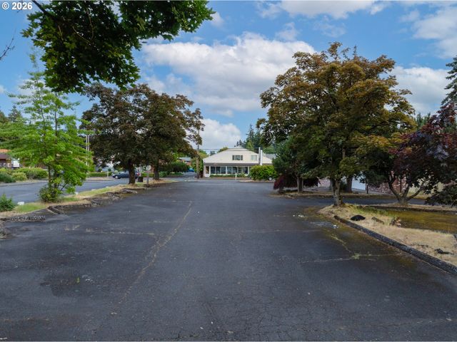 10711 Ne HALSEY St, Portland, OR 97220