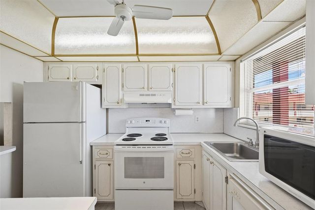 8040 N Sunrise Lakes Drive 303, Fort Lauderdale, FL 33322