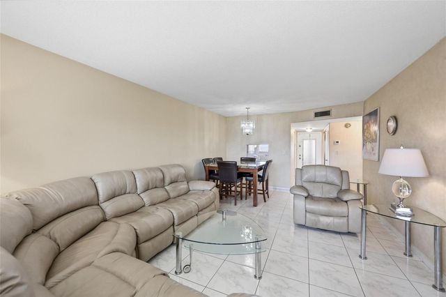 8040 N Sunrise Lakes Drive 303, Fort Lauderdale, FL 33322