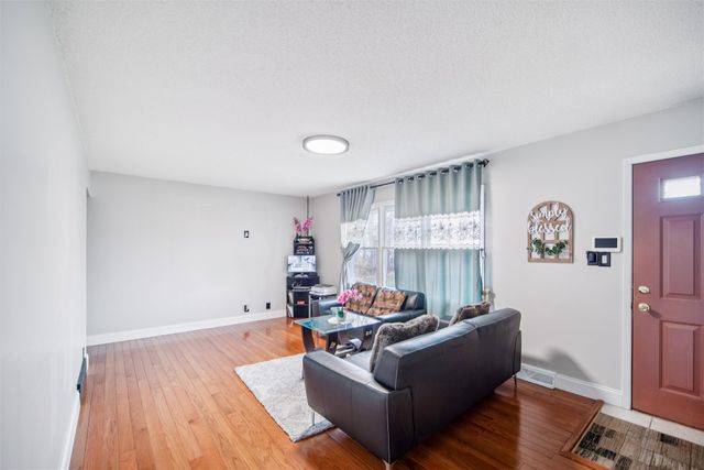 1830 Center Street, West Des Moines, IA 50265