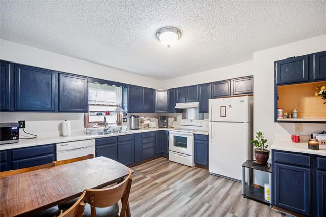 1830 Center Street, West Des Moines, IA 50265