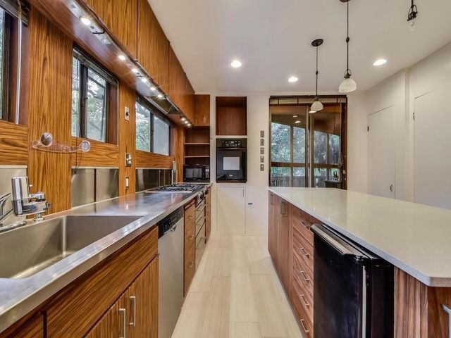 800 Leonard ST, Austin, TX 78705