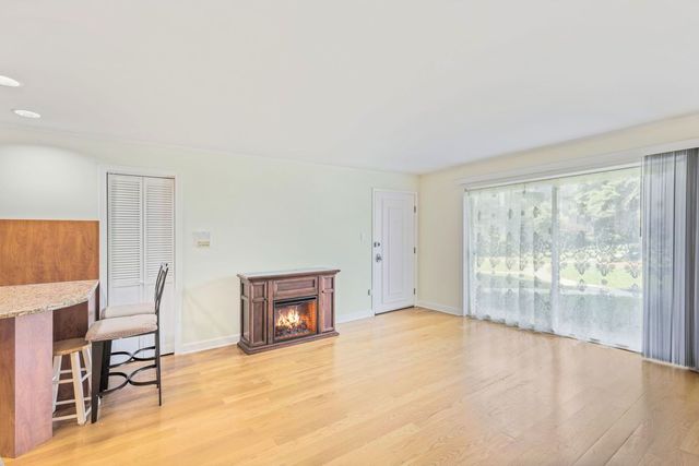 9411 Bay Colony Drive 1N, Des Plaines, IL 60016