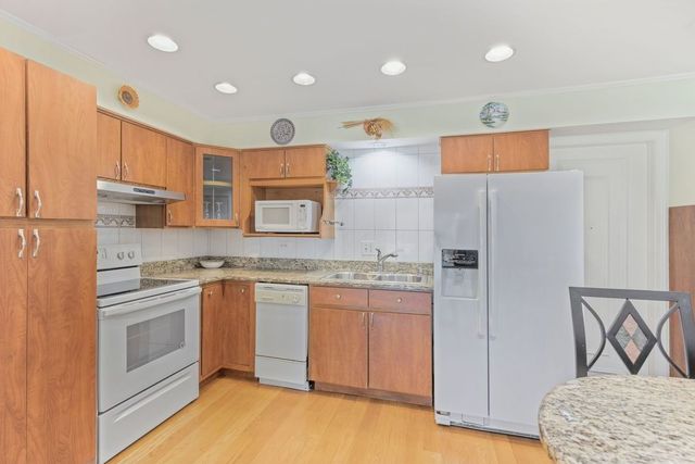 9411 Bay Colony Drive 1N, Des Plaines, IL 60016