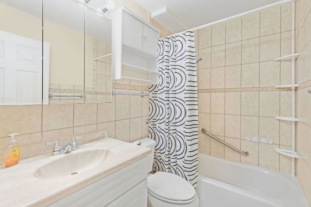 9411 Bay Colony Drive 1N, Des Plaines, IL 60016