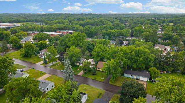 1450 Sandhurst Avenue E, Maplewood, MN 55109