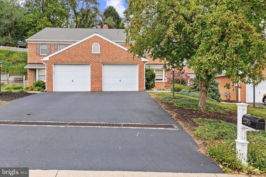235 WYNTRE BROOKE DR #6, York, PA 17403