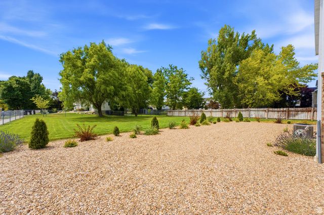 2586 W 2250 N, Clinton, UT 84015