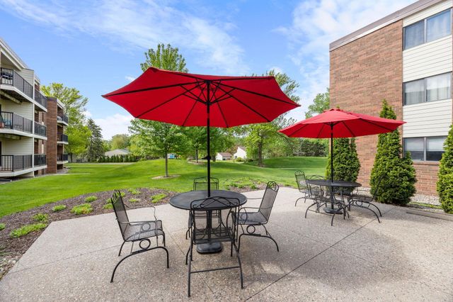 4 Pine Tree Drive 212, Arden Hills, MN 55112