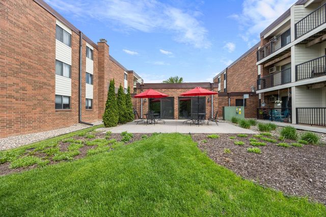 4 Pine Tree Drive 212, Arden Hills, MN 55112