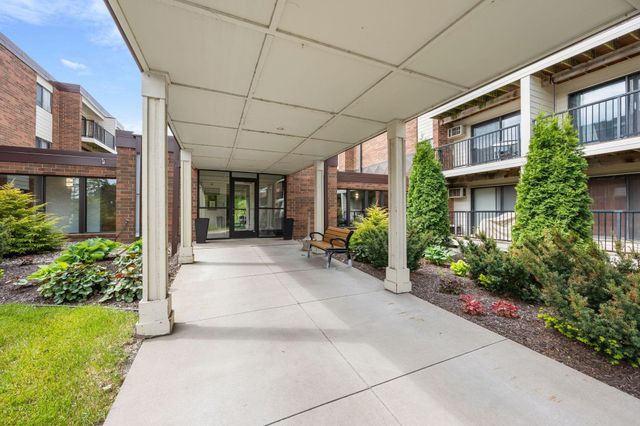 4 Pine Tree Drive 212, Arden Hills, MN 55112