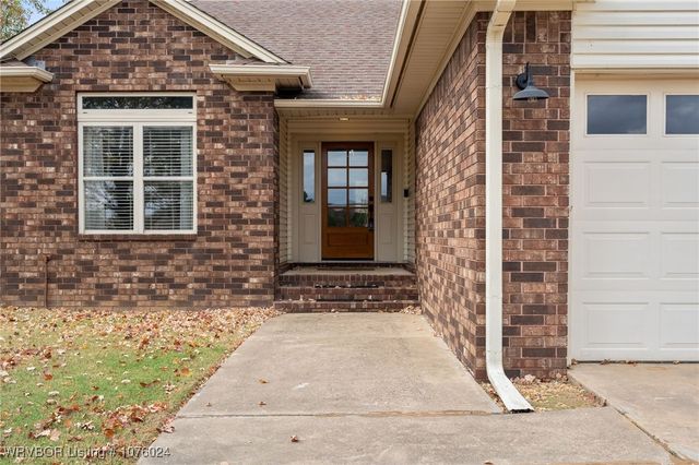 6005 Cedarlakes Circle, Lavaca, AR 72941