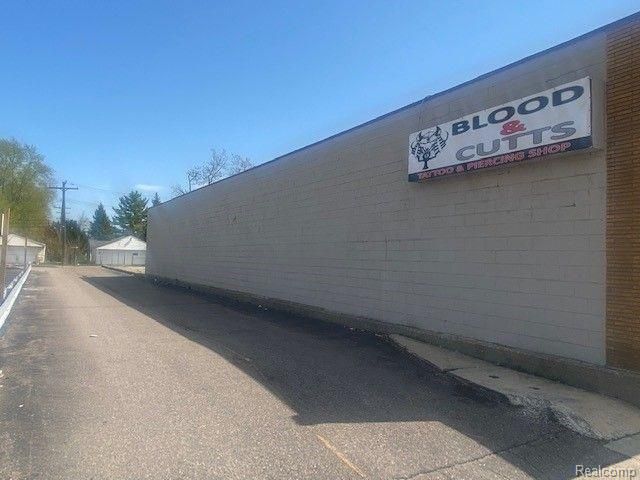 19558 KELLY Road, Harper Woods, MI 48225