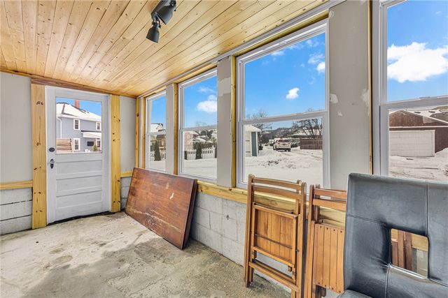 213 Maplewood Ave, Vanport, PA 15009