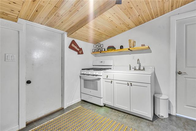 213 Maplewood Ave, Vanport, PA 15009