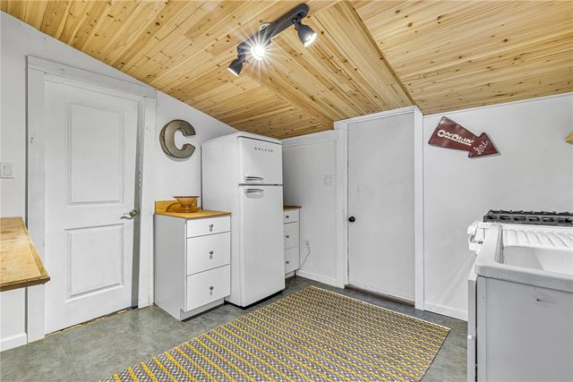 213 Maplewood Ave, Vanport, PA 15009