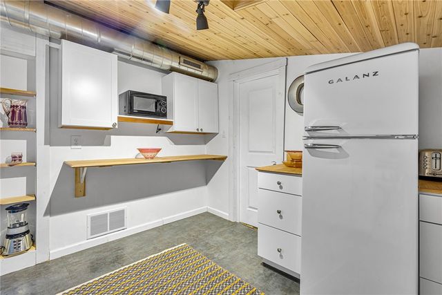 213 Maplewood Ave, Vanport, PA 15009