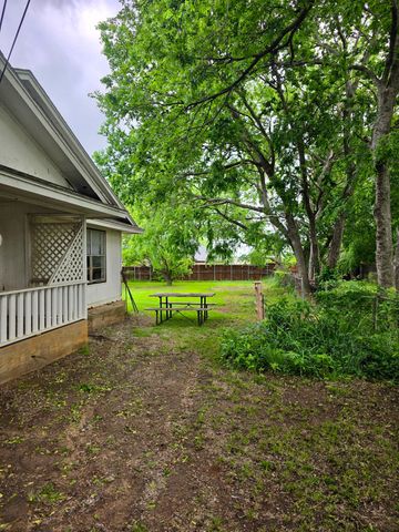 417 W Huffman Street, Krum, TX 76249