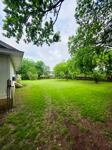 417 W Huffman Street, Krum, TX 76249