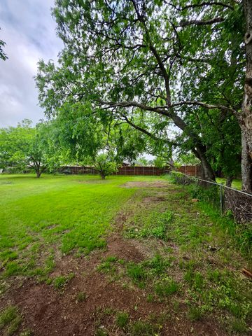 417 W Huffman Street, Krum, TX 76249