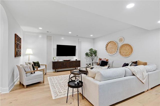 25078 W 98th Place, Lenexa, KS 66227