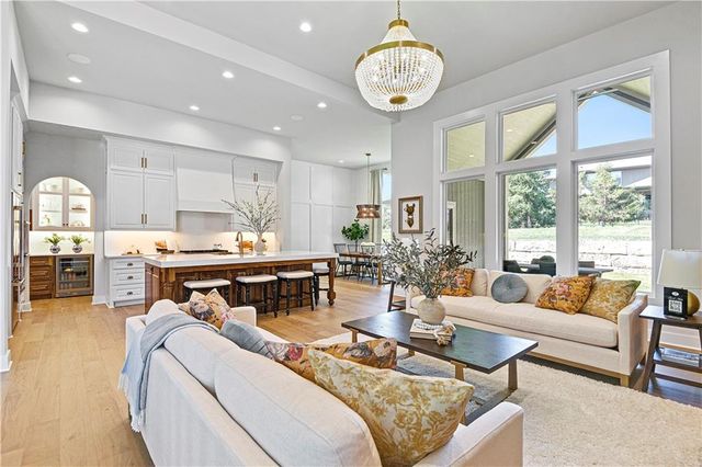 25078 W 98th Place, Lenexa, KS 66227